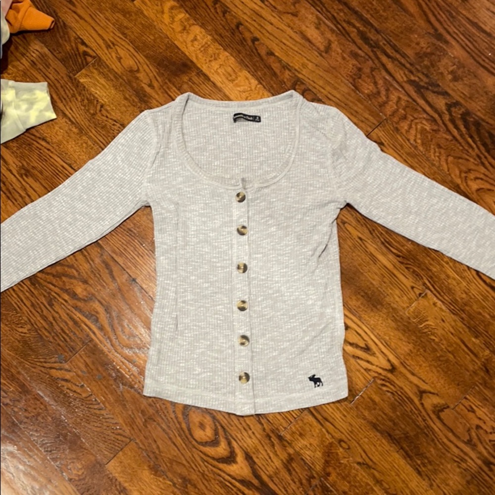 Long sleeve shirt with buttons